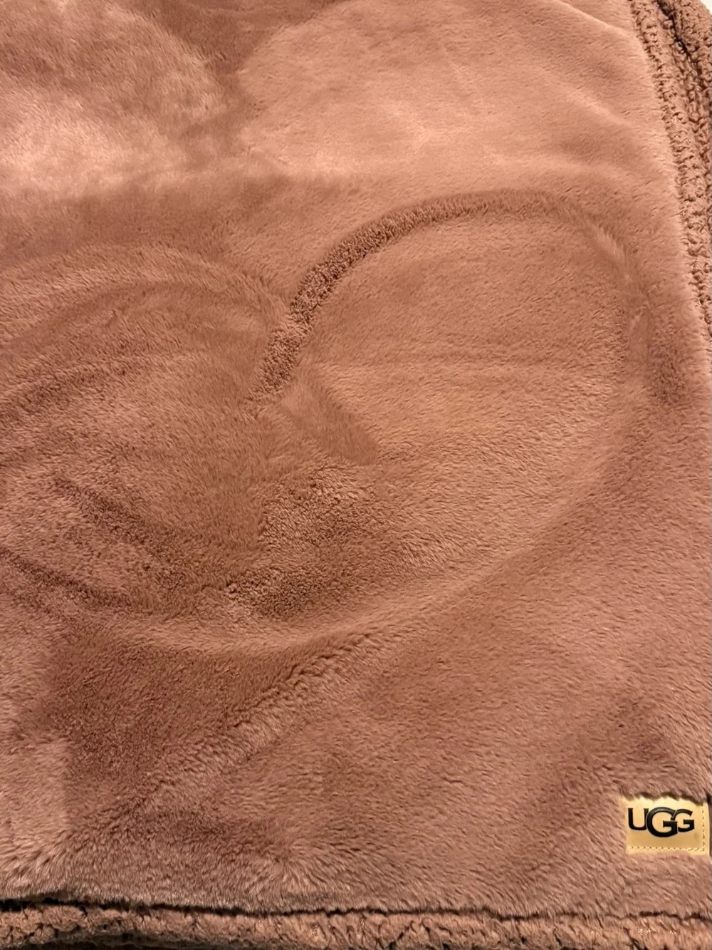 UGG Luxury Plush Oversized Throw Blanket Pink 71x47”